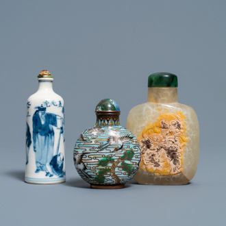 Drie Chinese snuifflessen in porselein, cloisonné en chalcedoon, 19e eeuw