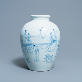 Un vase en porcelaine de Chine en bleu et blanc à décor de lettrés, Yongzheng