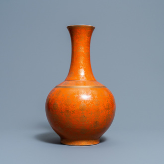 Un vase de forme bouteille en porcelaine de Chine à fond rouge de corail, marque et époque de Guangxu