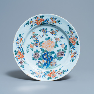 Un plat en faïence de Delft polychrome à décor floral, 18ème