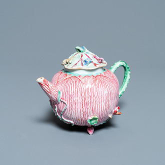 Une théière couverte en porcelaine de Chine famille rose en forme de lotus, Yongzheng