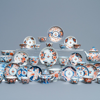Une collection d'objets à thé en porcelaine de Chine en bleu et blanc, rouge de fer et doré, Kangxi et après