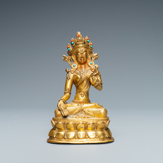 Une figure de Tara en bronze doré incrusté de corail et de turquoise, Sino-Tibet, 18ème