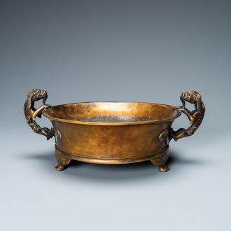 Un grand brûle-parfum tripod en bronze aux anses en forme de chilong, Chine, Ming