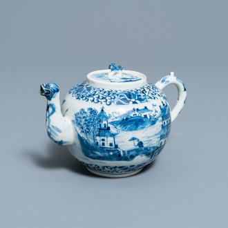 Een Chinese blauw-witte theepot met figuren in een landschap, 19e eeuw