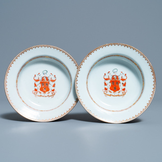 Une paire d'assiettes profondes en porcelaine de Chine armoriée aux armes de Ross of Balnagowan pour le marché écossais, Qianlong