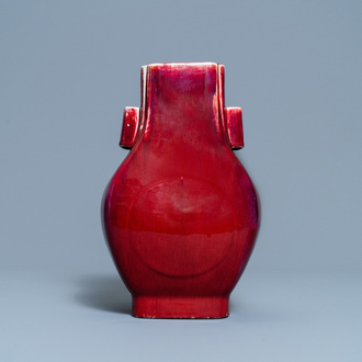 Un vase de forme 'fanghu' en porcelaine de Chine à émail flambé monochrome, Qing