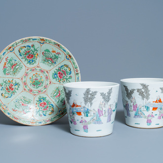 Une paire de jardinières et un plat à fond céladon en porcelaine de Chine famille rose, 19ème