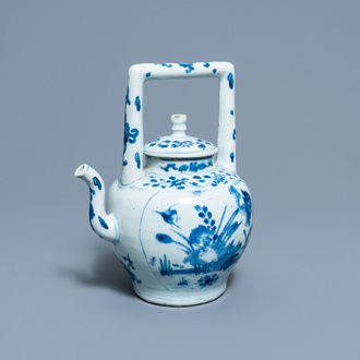 Une grande verseuse à vin couverte en porcelaine de Chine en bleu et blanc, époque Transition