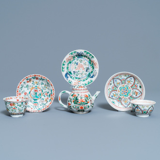 Une théière, deux tasses et trois soucoupes en porcelaine de Chine famille verte, Kangxi