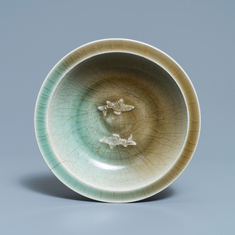 Une assiette en porcelain de Chine céladon à décor de deux poissons, Song/Yuan