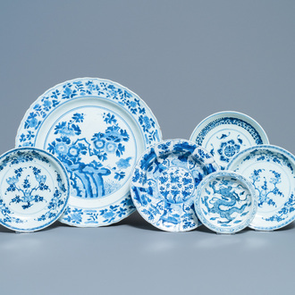Six plats et assiettes en porcelaine de Chine en bleu et blanc, Kangxi et après