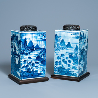 Een paar grote Chinese blauw-witte vierkante potten met landschappen, 19e eeuw