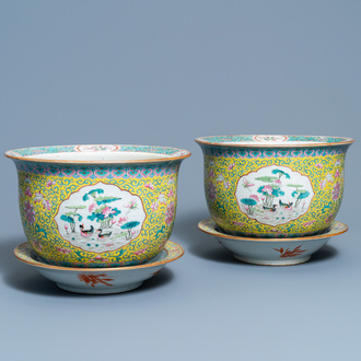 Une paire de jardinières en porcelaine de Chine famille rose sur leurs supports, 19ème