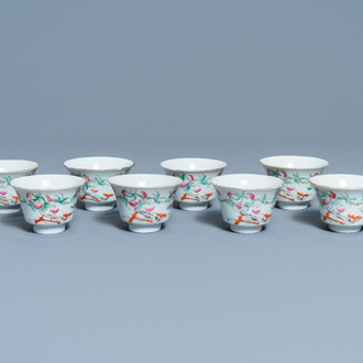 Huit bols en porcelaine de Chine famille rose à décor de neufs pêches, marque de Hui Tong Zhen Pin, 19/20ème
