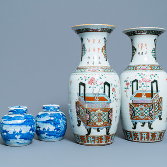 Une paire de pots couverts en porcelaine de Chine en bleu et blanc et une paire de vases famille rose, 19ème