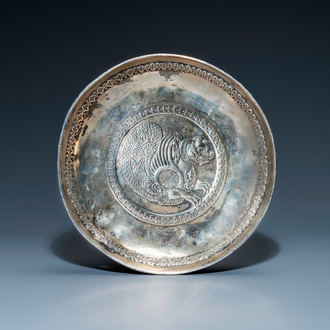 Een Sassanidische zilveren schotel met een simurgh, Perzië, 6/8e eeuw