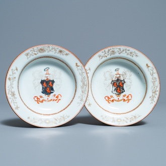 Une paire d'assiettes profondes en porcelaine de Chine armoriée aux armes de Ross of Balnagowan pour le marché écossais, Qianlong