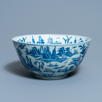Un grand bol en porcelaine de Chine en bleu et blanc à décor d'un paysage fluvial, Ming