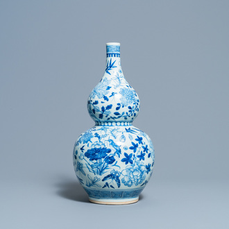 Un vase de forme double gourde en porcelaine de Chine en bleu et blanc, 19ème
