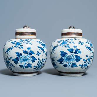 Een paar Chinese blauw-witte Nanking craquelé dekselpotten, 19e eeuw