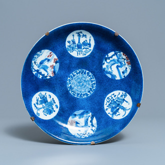 Un plat en porcelaine de Chine à décor en bleu, blanc et rouge de cuivre sur fond bleu poudré, Kangxi