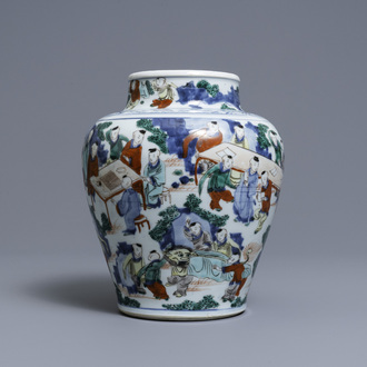 Un vase en porcelaine de Chine wucai à décor des '100 garçons', époque Transition
