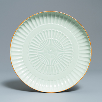 Een Chinese celadon-geglazuurde schotel in de vorm van een chrysant, Jingdezhen merk, gedat. 1954