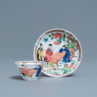 Une tasse et soucoupe en porcelaine de Chine famille rose à décor d'une scène de thé, Yongzheng/Qianlong