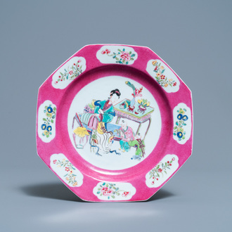 Une assiette de forme octagonale en porcelaine de Chine famille rose à bordure en rouge de rubis, Yongzheng