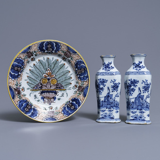 Une paire de vases en faïence de Delft en bleu et blanc et une assiette 'queue de paon' polychrome, 18ème