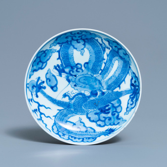 Une coupe en porcelaine de Chine bleu et blanc à décor d'un dragon, marque et époque de Yongzheng