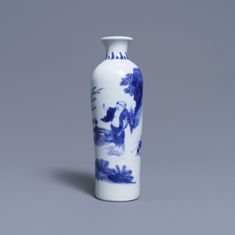 Een Chinese blauw-witte rouleau vaas met een figuur in een landschap, Transitie periode