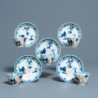 Cinq tasses et soucoupes en porcelaine de Chine de style Imari, Kangxi