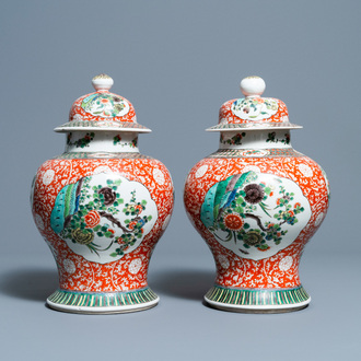 Une paire de vases couverts en porcelaine de Chine famille verte, 19/20ème