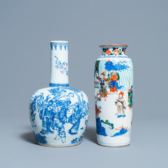 Un vase de forme rouleau en porcelaine de Chine wucai et un en bleu, blanc et rouge de cuivre, 19/20ème