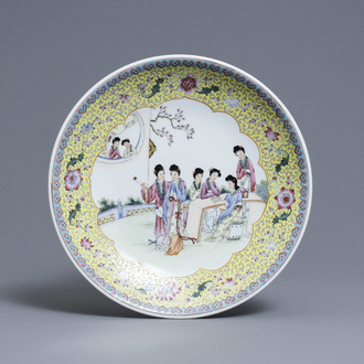 Un plat en porcelaine de Chine famille rose, marque de Qianlong, République