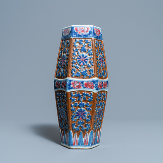 Un vase de forme hexagonale en porcelaine de Chine en bleu, blanc et rouge de cuivre sur fond brun, 19ème