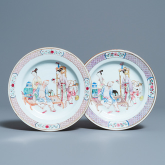 Une paire d'assiettes en porcelaine de Chine famille rose au dos rouge de rubis, Yongzheng
