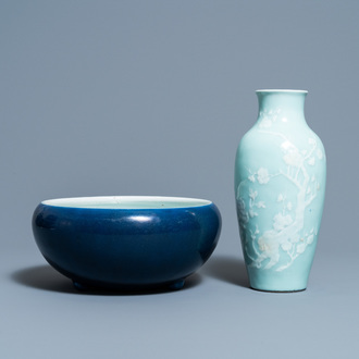 Een Chinese monochrome blauwe wierookbrander en een celadon vaas met slipdecor, 18/19e eeuw