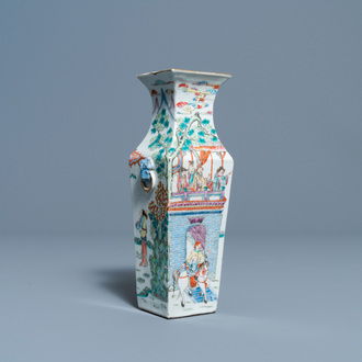 Un vase de forme carrée en porcelaine de Chine famille rose, 19ème