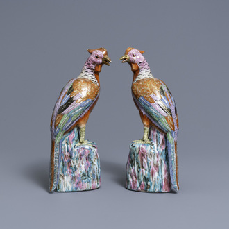 Une paire de modèles de faisans en porcelaine de Chine famille rose, Qianlong