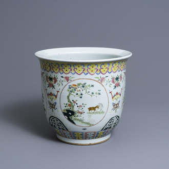 Une jardinière en porcelaine de Chine famille rose, 19ème