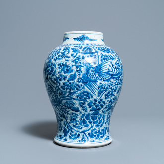 Een Chinese blauw-witte 'feniksen' vaas, Kangxi