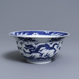 Un bol en porcelaine de Chine en bleu et blanc, Kangxi