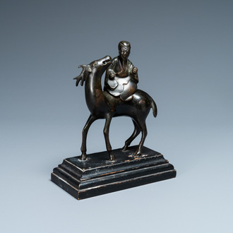 Un brûle-parfum figurant un lettré sur cerf en bronze, Chine, début de la dynastie Qing