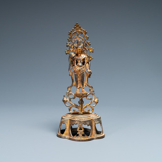 Een Chinese vergulde bronzen figuur van een staande Boeddha, wellicht Noordelijke Wei dynastie