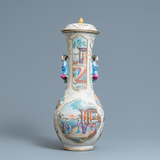 Un vase couvert en porcelaine de Chine famille rose à décor mandarin, Qianlong