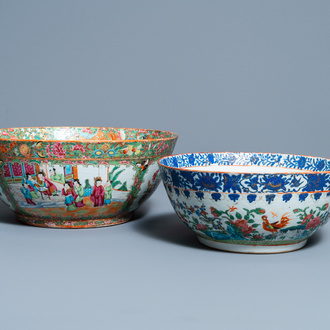 Deux grands bols en porcelaine de Chine famille rose de Canton, 19ème