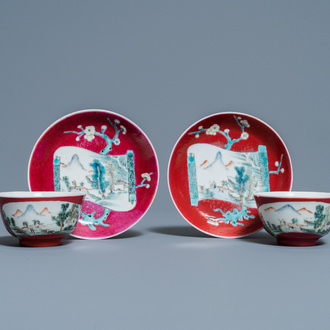 Une paire de tasses et soucoupes en porcelaine de Chine famille rose à fond rouge de rubis, Yongzheng